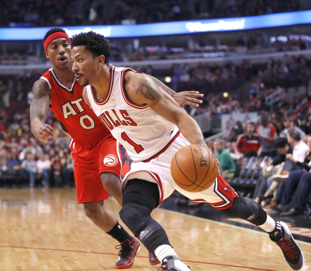 Chicago Bulls guard Derrick Rose (1) drives on Atlanta Hawks guard Jeff Teague (0) during the first half of an NBA basketball game Wednesday, April 15, 2015, in Chicago. (AP Photo/Charles Rex Arbogast)