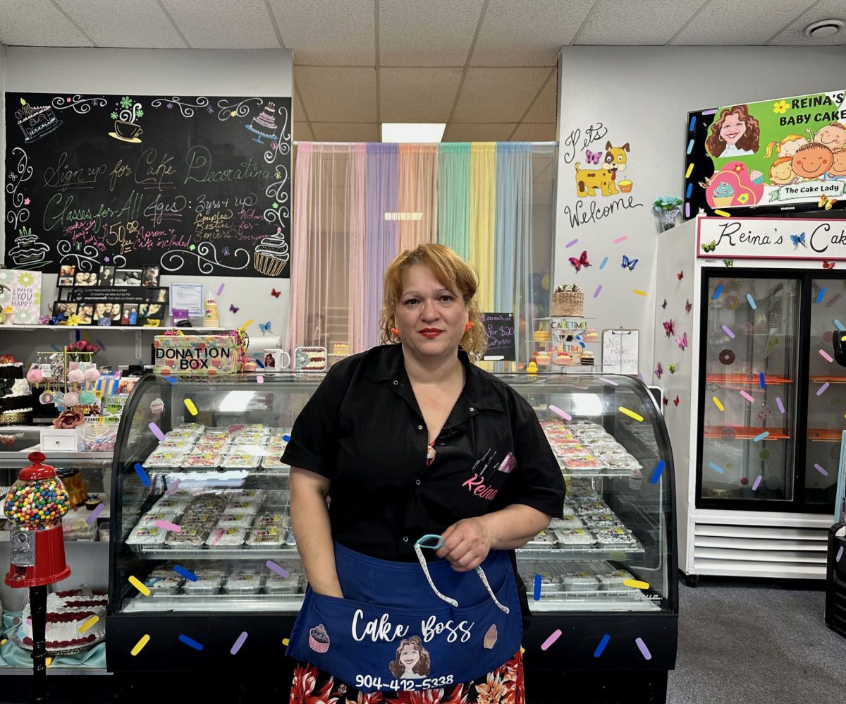 Reina Marcelle, propietaria de Reina's Cakes, posa dentro de su pastelería en el vecindario de Humboldt Park en Chicago, el domingo 22 de septiembre de 2024. Marcelle dijo que está tratando de obtener una subvención para ampliar su cocina. 