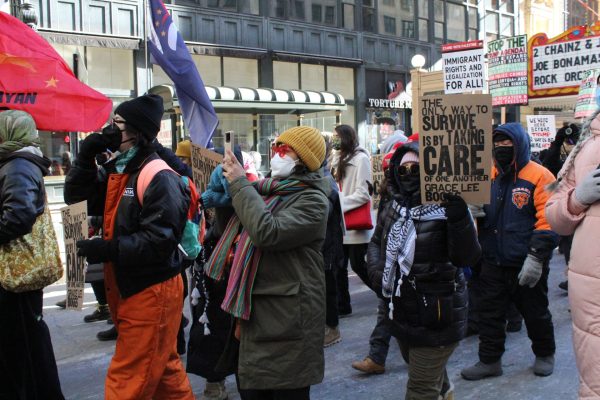 Los manifestantes marchan hacia el norte por State St. en el centro de Chicago durante una protesta contra la segunda presidencia de Donald Trump el lunes 20 de enero de 2025. Los manifestantes portaban carteles, banderas y matracas. 