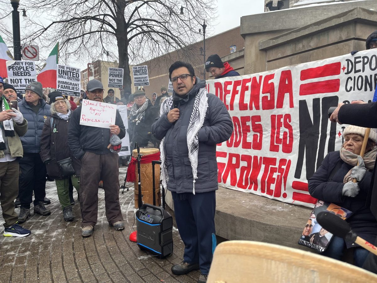 El concejal Byron Sigcho-López del Distrito 25 se dirige a los manifestantes en la Plaza Tenochtitlán el 12 de enero de 2025. Sigcho-López se opuso rotundamente a la enmienda a la Ordenanza de la Ciudad Acogedora. 