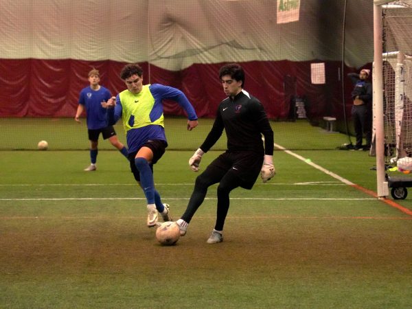 Santiago Dávila practica con sus compañeros de equipo en el Chicago Fire Pitch el jueves 7 de febrero de 2025. Santiago está en su último año en DePaul como portero del equipo de fútbol masculino.