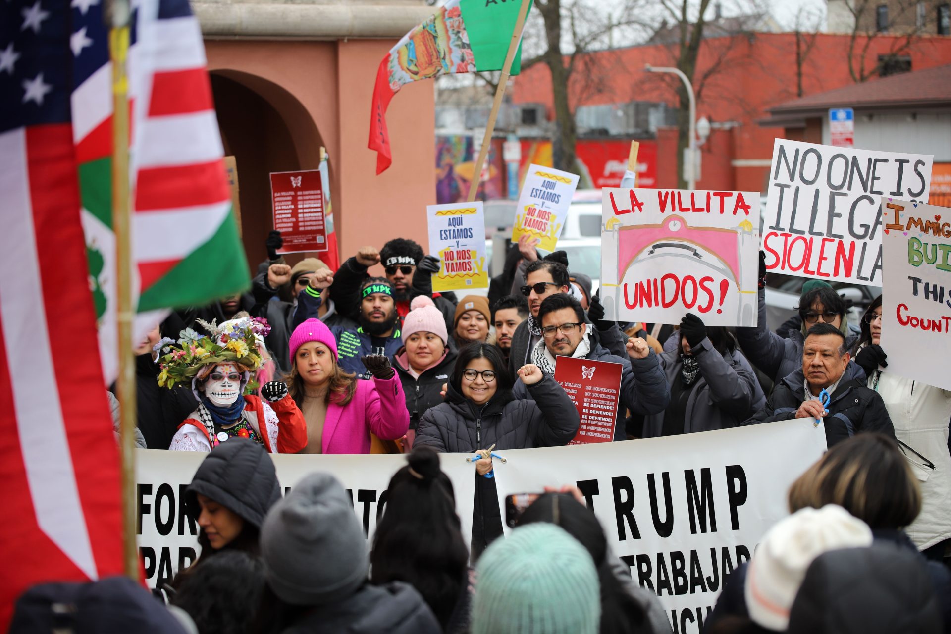 ‘Un día de amor y resistencia’: Residentes de La Villita protestan contra las redadas y deportaciones en Chicago