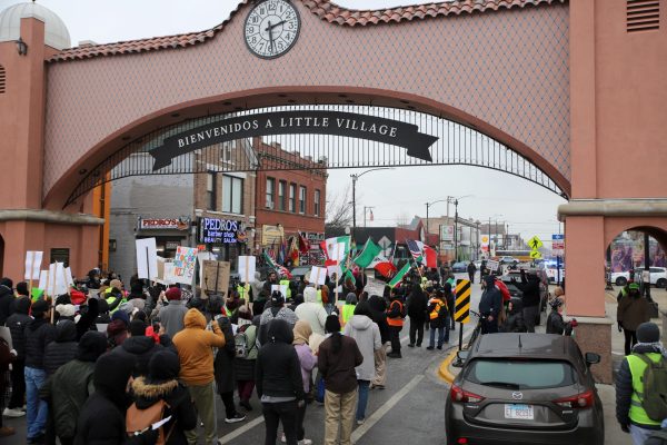 Cientos de manifestantes marchan bajo el Arco de La Villita el 8 de febrero de 2025. La manifestación se llevó a cabo después de una conferencia de prensa y un evento de recolección de firmas.