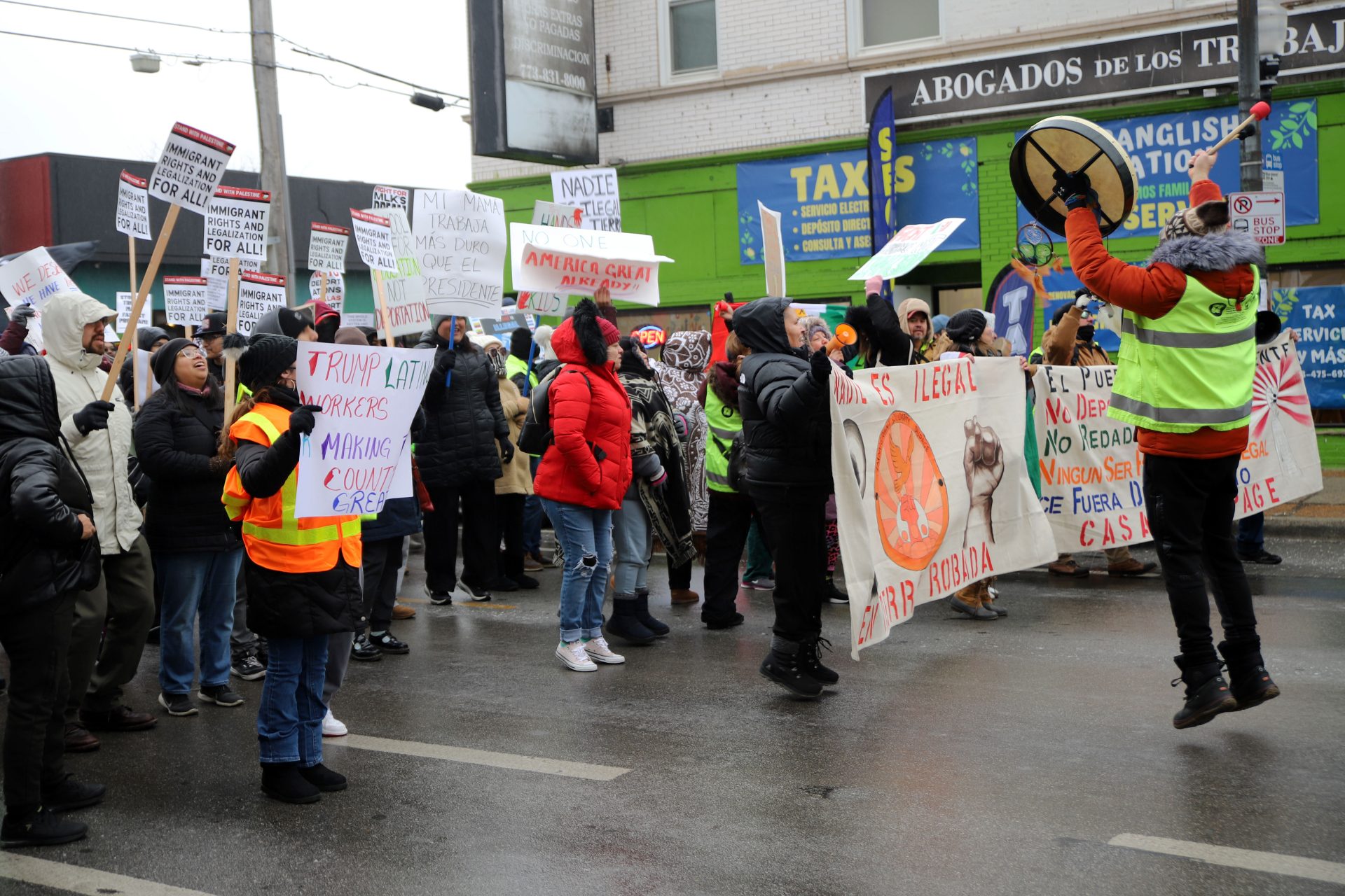 ‘Un día de amor y resistencia’: Residentes de La Villita protestan contra las redadas y deportaciones en Chicago