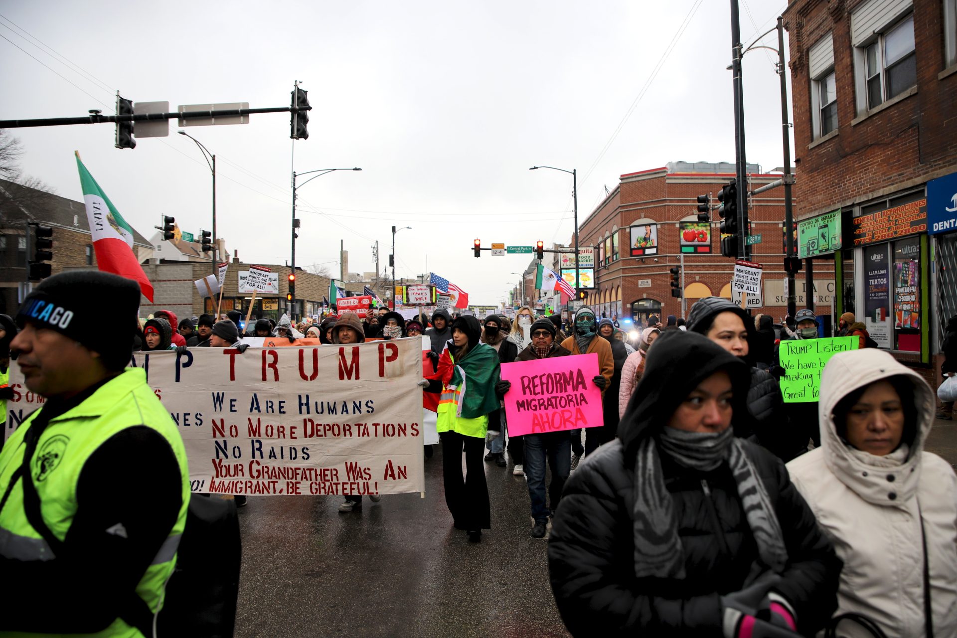 ‘Un día de amor y resistencia’: Residentes de La Villita protestan contra las redadas y deportaciones en Chicago