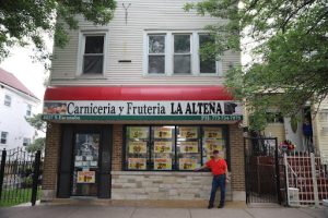 Francisco Espinoza, también conocido como “Don Pancho”, posa frente a su tienda, La Alteña, el 16 de mayo de 2024. La Alteña está en el primer piso de la casa 8827 S. Escanaba Ave. en Chicago.