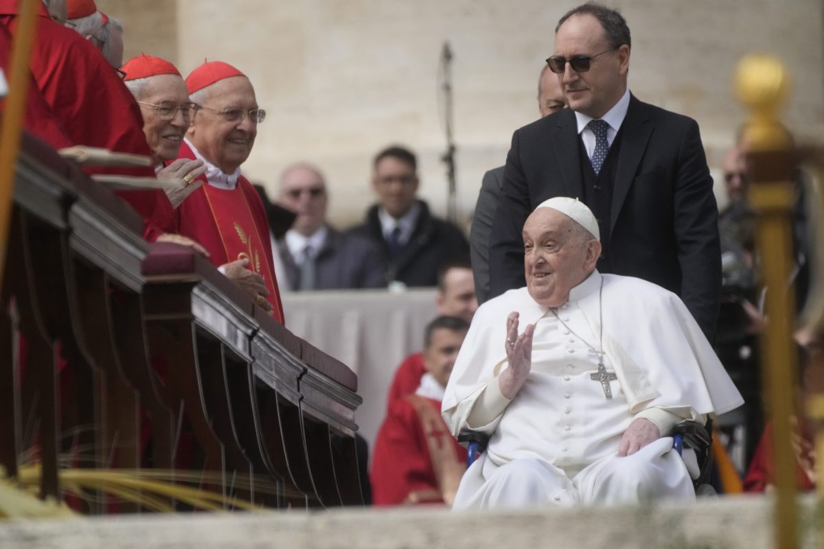 El Papa Francisco llega al final de la misa del Domingo de Ramos en la Plaza de San Pedro, en el Vaticano, el domingo 13 de abril de 2025. (Foto AP/Gregorio Borgia)