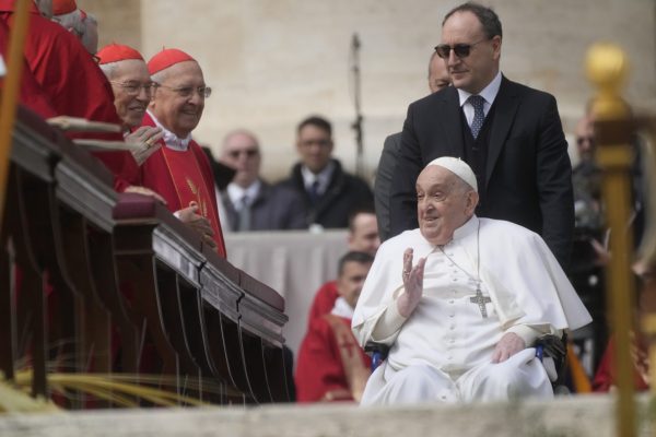 El Papa Francisco llega al final de la misa del Domingo de Ramos en la Plaza de San Pedro, en el Vaticano, el domingo 13 de abril de 2025. (Foto AP/Gregorio Borgia)