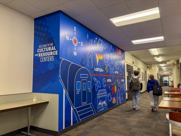 Dos estudiantes caminan por los Centros Culturales y de Recursos (CRCs) localizado en O'Conell Hall en el campus de Lincoln Park de DePaul. En un boceto de la reestructuración de los CRCs de DePaul para el próximo año en O’Connel Hall en el campus de Lincoln Park, no se incluyó una oficina para estudiantes indocumentados.