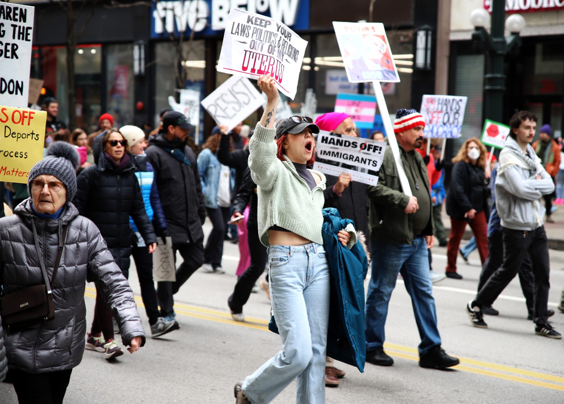Thousands of Chicagoans participate in nationwide 'Hands Off' protests