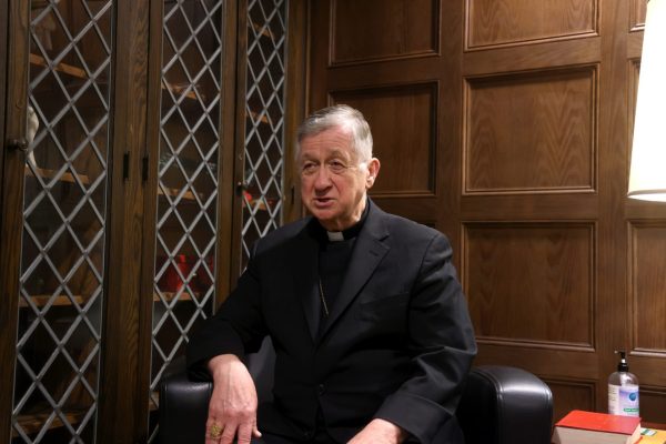 El cardenal Blase Cupich dice que los gobiernos y lideres deben tratar a todas las personas con dignidad y valor. Se sento con The DePaulia despues de misa en la catedral de  Holy Name el 14 de abril de 2025.