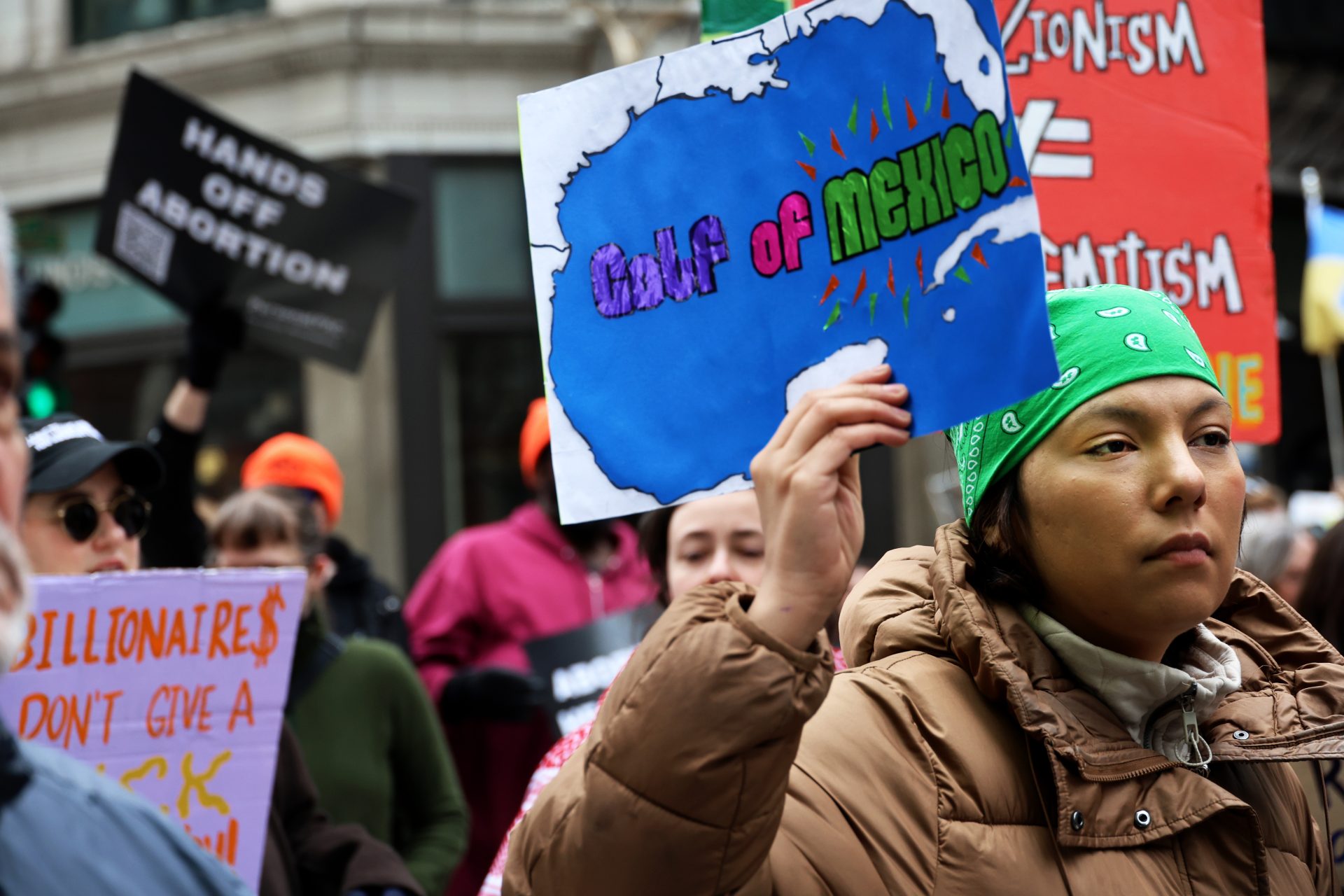 Thousands of Chicagoans participate in nationwide 'Hands Off' protests