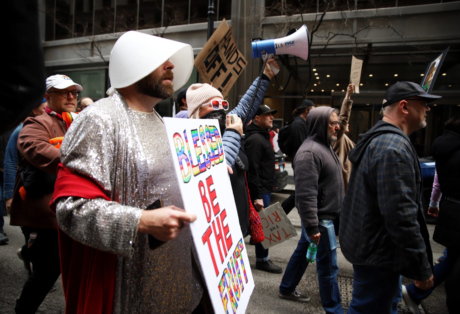 Thousands of Chicagoans participate in nationwide 'Hands Off' protests