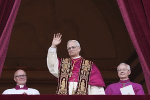 El cardenal Robert Prevost aparece en la logia central de la Basílica de San Pedro después de ser elegido el 267° pontífice de la Iglesia Católica Romana, eligiendo el nombre del Papa León XIV, en el Vaticano, el jueves 8 de mayo de 2025.