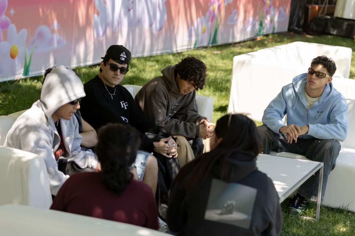 Do Not Disturb (DND), una boy band latina, habla con las periodistas estudiantiles en Sueños el 25 de mayo. La banda hizo su debut en un festival de música de Estados Unidos más tarde ese día presentando en el Toyota Music Den.