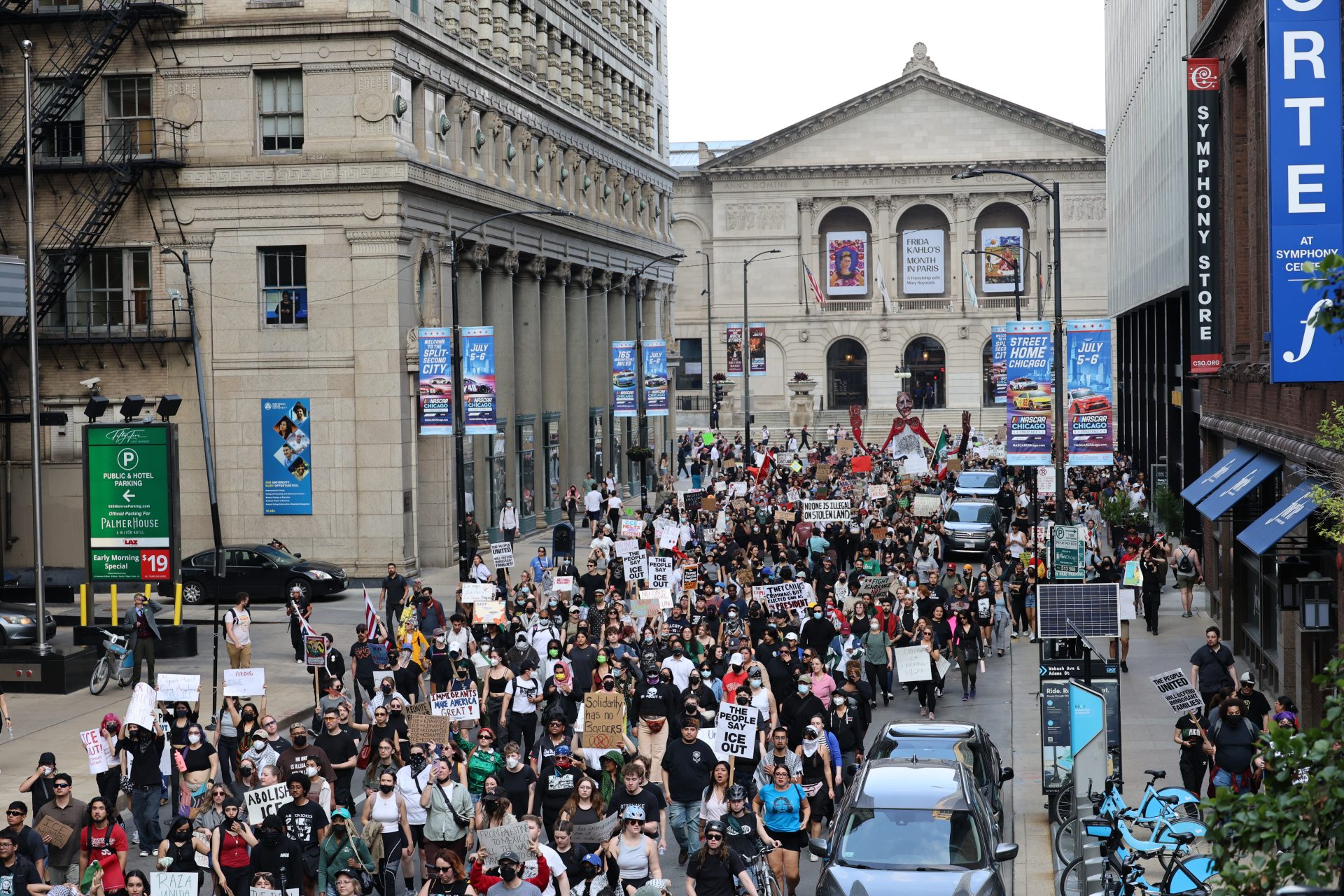 ‘Estoy llena de coraje y rabia’: Se desatan protestas tras aumento de arrestos  por parte de ICE en Chicago y Los Ángeles