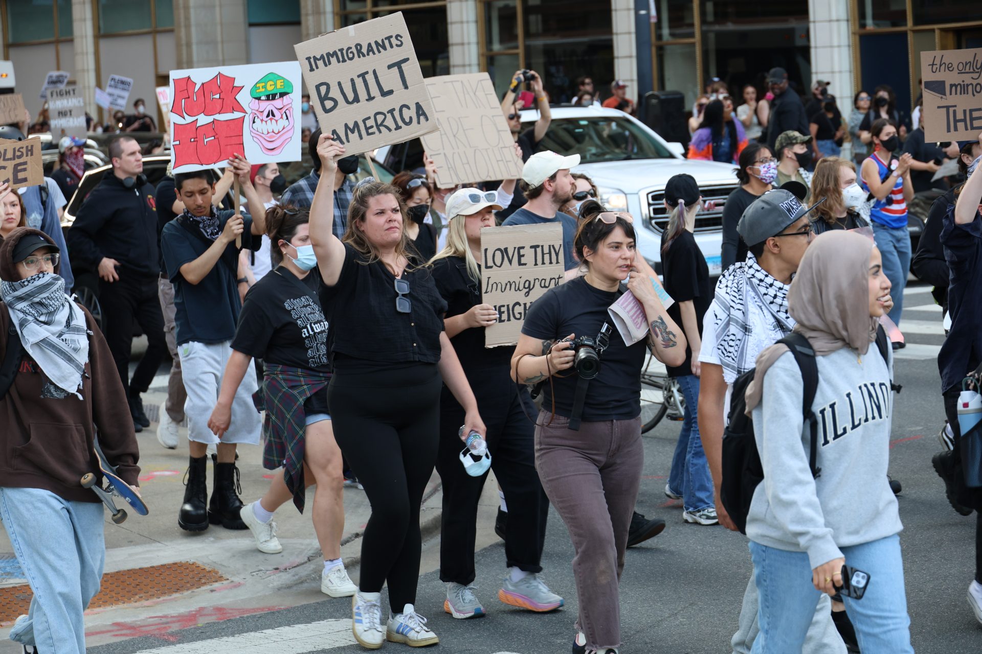 ‘Estoy llena de coraje y rabia’: Se desatan protestas tras aumento de arrestos  por parte de ICE en Chicago y Los Ángeles