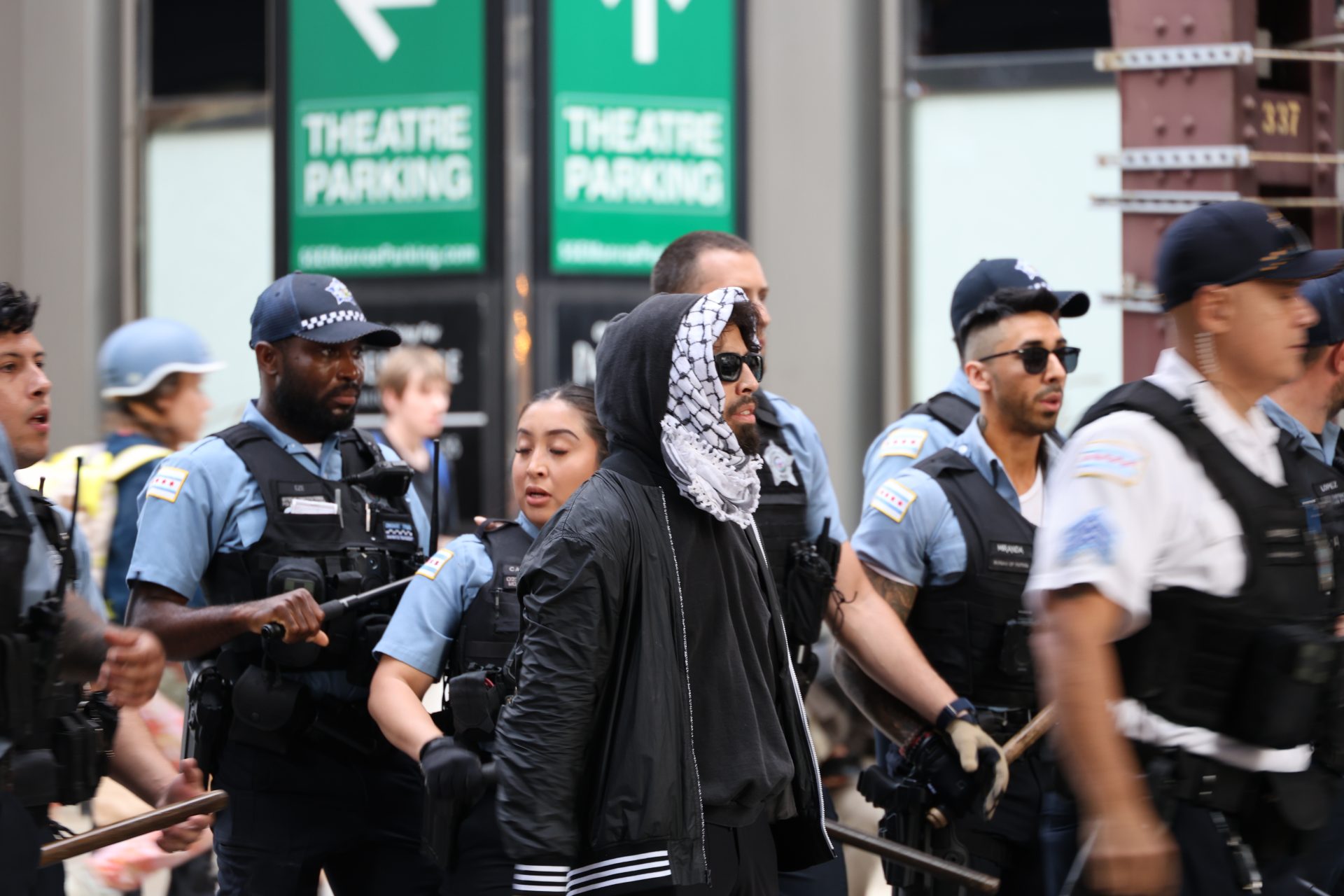 ‘Estoy llena de coraje y rabia’: Se desatan protestas tras aumento de arrestos  por parte de ICE en Chicago y Los Ángeles