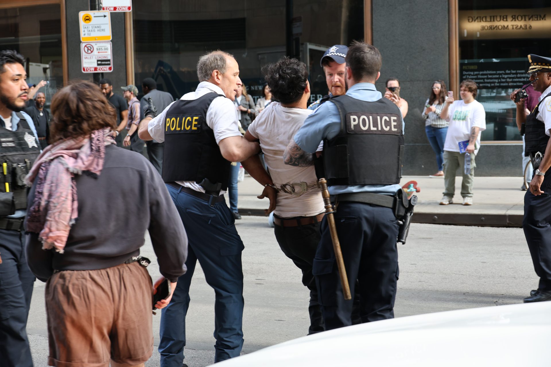 ‘Estoy llena de coraje y rabia’: Se desatan protestas tras aumento de arrestos  por parte de ICE en Chicago y Los Ángeles